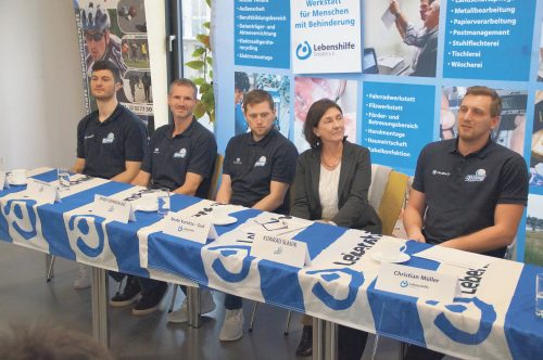 Vorstellung des Projekts „Lebenshilfe-Inklusionstag“ mit den Dresdener TITANS im Veranstaltungsraum der Lebenshilfe Dresden auf der Löbtauer Straße 15. Mit dabei: Luka Kamber, Cheftrainer Markus Röwenstrunk, Kapitän Janek Schmidkunz, Beate Kursitza-Graf, Geschäftsführerin der Lebenshilfe Dresden, und Konrad Slavik (v. l.n.r.). Foto: Steffen Dietrich