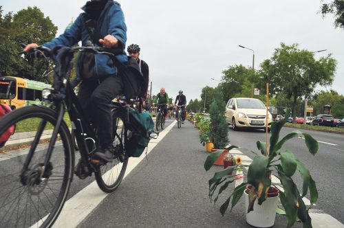 Am 27. September 2018 demonstrierte der ADFC Dresden mit einer durch Blumentöpfe provisorisch geschützten Radspur für eine sichere Radverbindung auf der St. Petersburger Straße. Foto: Konrad Krause/ADFC