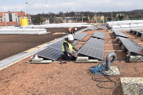 Im Betriebshof Trachenberge sind Ende März zwei neue Carports für die Straßenbahnen fertiggestellt worden. Foto: Möller