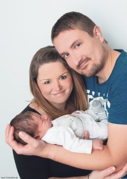 Die Eltern Vicky und Marius mit Sohn Niko. Foto: DKMS/privat