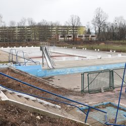 Einladung zum Wasserspaß? Mitnichten. In wenigen Wochen wird von den Badebecken, Startblöcken, Duschen oder der Rutsche nichts mehr zu sehen sein. Die alte Anlage weicht dem neuen Kombi-Bad. Foto: Trache