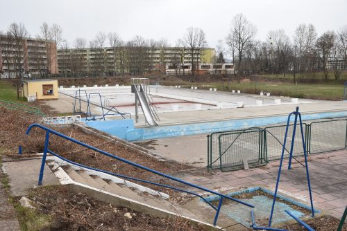 Einladung zum Wasserspaß? Mitnichten. In wenigen Wochen wird von den Badebecken, Startblöcken, Duschen oder der Rutsche nichts mehr zu sehen sein. Die alte Anlage weicht dem neuen Kombi-Bad. Foto: Trache