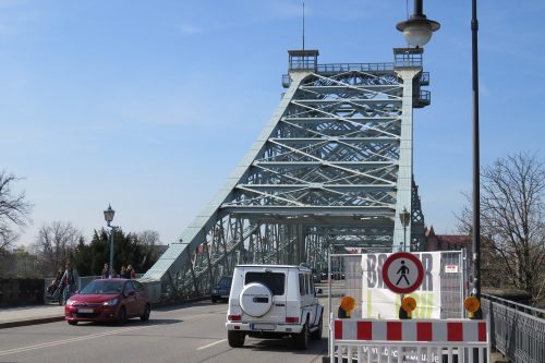 Bis zum Jahresende bleibt der Fußweg auf dem Blauen Wunder zwischen Körnerplatz und Schillerplatz gesperrt. Während der Bauarbeiten wird u. a. ein neuer Kunstharzbelag aufgebracht.Foto: Pohl