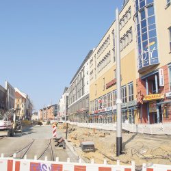 Der Fahrbahnbereich der Zentralhaltestelle Kesselsdorfer Straße ist derzeit eine Baustelle, die Anwohner und Geschäftsleute vor eine Geduldsprobe stellt. Foto: Steffen Dietrich