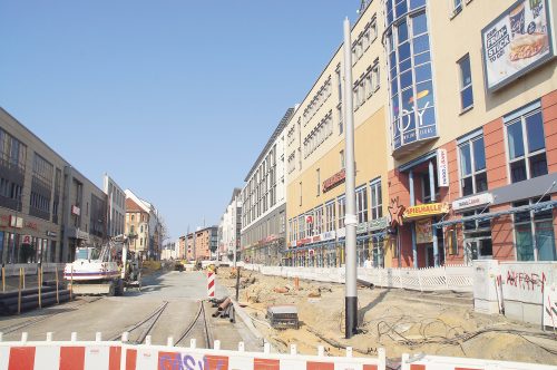 Der Fahrbahnbereich der Zentralhaltestelle Kesselsdorfer Straße ist derzeit eine Baustelle, die Anwohner und Geschäftsleute vor eine Geduldsprobe stellt. Foto: Steffen Dietrich