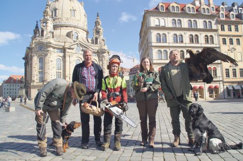 Fünf Akteure in typischer Tracht: Revierleiter Michael Blaß, Pilzsachverständiger Eckart Klett, Waldarbeiterin Linda Nowotny, Waldpädagogin Stefanie Blaß und Falkner Hans-Peter Schaaf (v.l.n.r.). Foto: Steffen Dietrich