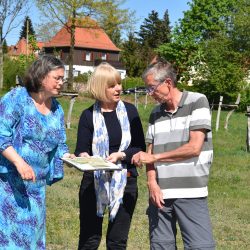 Umweltbürgermeisterin Eva Jähnigen, Landschaftsarchitektin Christine May und Vereinschef Wolfgang Gröger (v. l.) diskutieren über die Planungen für die neuen Gemeinschaftsgärten. Foto: Möller