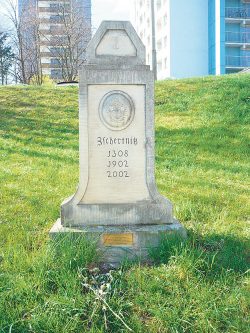 Gedenkstein in Zschertnitz. Foto: Haueis