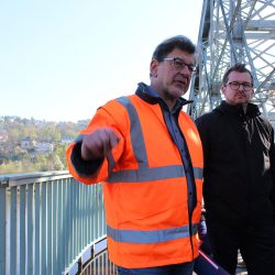 Amtsleiter Prof. Reinhard Koettnitz und Baubürgermeister Raoul Schmidt-Lamontain erläuterten im April die nächsten Schritte der Brückensanierung. Foto: Pohl