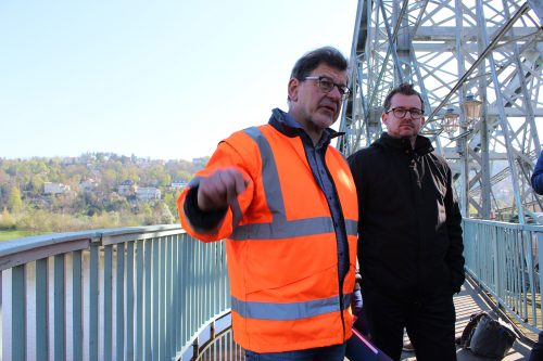 Amtsleiter Prof. Reinhard Koettnitz und Baubürgermeister Raoul Schmidt-Lamontain erläuterten im April die nächsten Schritte der Brückensanierung. Foto: Pohl