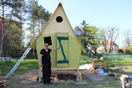 Sven-Karsten Kaiser ist dabei, das Gartenhäuschen zu vollenden. Innerhalb von einem Jahr hat sich einiges getan auf der neuen Anlage, aber auf die Kleingärtner wartet noch viel Arbeit. Foto: Pohl