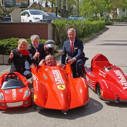 Christine Pyrrhus, Gebietsverkaufsleiterin Gastronomie Feldschlößchen, Uwe Rumberg, Oberbürgermeister der Großen Kreisstadt Freital, Thomas Käfer im Rennwagen, Organisator der Seifenkistenrennen, und Uwe Tschuschke, Verkaufsdirektor Gastronomie der Feldschlößchen Vertriebsgesellschaft mbH (r.). Foto: Steffen Dietrich