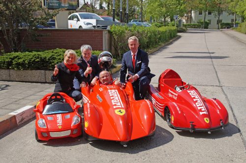 Christine Pyrrhus, Gebietsverkaufsleiterin Gastronomie Feldschlößchen, Uwe Rumberg, Oberbürgermeister der Großen Kreisstadt Freital, Thomas Käfer im Rennwagen, Organisator der Seifenkistenrennen, und Uwe Tschuschke, Verkaufsdirektor Gastronomie der Feldschlößchen Vertriebsgesellschaft mbH (r.). Foto: Steffen Dietrich