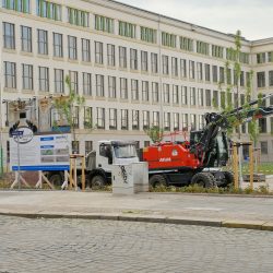 Letzte Bauarbeiten vor der umgebauten Fabrikhalle. Mit den »Universellen Werken« an der Zwickauer Straße ist ein neues Innovationszentrum für Leichtbau entstanden. Foto: Paul Dietrich