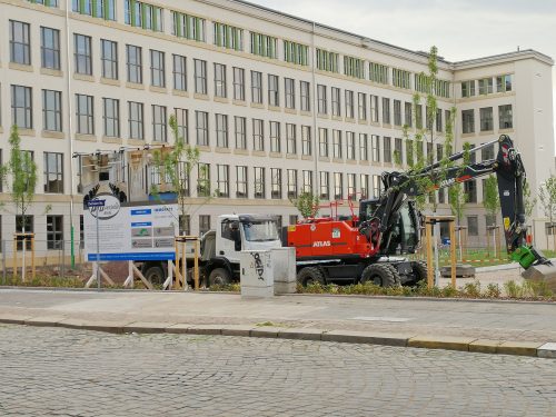 Letzte Bauarbeiten vor der umgebauten Fabrikhalle. Mit den »Universellen Werken« an der Zwickauer Straße ist ein neues Innovationszentrum für Leichtbau entstanden. Foto: Paul Dietrich