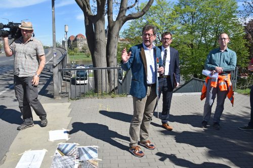 Reinhard Koettnitz, vormaliger Leiter des Straßen- und Tiefbauamtes, stellte die Pläne zur Sanierung der Carolabrücke vor. Foto: Möller