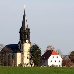 Idyllisches Ensemble: Blick auf die Kaditzer Emmauskirche und das Pfarrhaus. Foto: Günther Scheibe