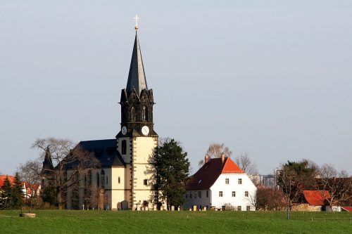 Idyllisches Ensemble: Blick auf die Kaditzer Emmauskirche und das Pfarrhaus. Foto: Günther Scheibe