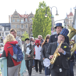 Drei Mannen der Gurilly-Combo gaben am 12. Mai den Ton an, als es über das Blaue Wunder ans andere Elbufer ging. Viele Dixie-Begeisterte folgten der Marching Band. Foto: Pohl