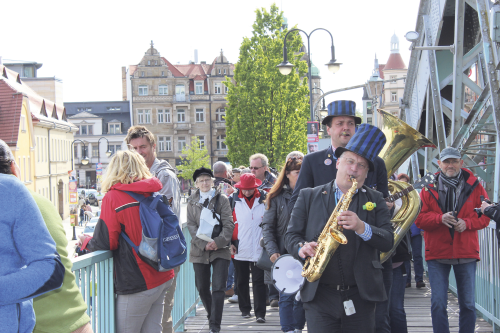 Drei Mannen der Gurilly-Combo gaben am 12. Mai den Ton an, als es über das Blaue Wunder ans andere Elbufer ging. Viele Dixie-Begeisterte folgten der Marching Band. Foto: Pohl