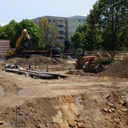 Auf dem früheren Parkplatzgelände hinter der HTW Dresden haben die Bauarbeiten zur Errichtung eines neuen Lehr- und Laborgebäudes begonnen. Foto: Steffen Dietrich