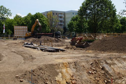 Auf dem früheren Parkplatzgelände hinter der HTW Dresden haben die Bauarbeiten zur Errichtung eines neuen Lehr- und Laborgebäudes begonnen. Foto: Steffen Dietrich