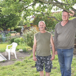 Frank Kern (r.), Chef des Organisationskomitees, und Lutz Schwenke, stellvertretender Vereinsvorsitzender, im Gemeinschaftsgarten des Kleingartenvereins „Blumenau“. Foto: Trache