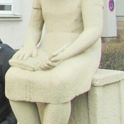 Beliebt und geschätzt bis jetzt am Nürnberger Ei. Die Skulptur das »Lesende Mädchen« wurde modelliert nach der ältesten Tochter des Bildenden Künstlers Heinz Mamat, die eine leidenschaftliche junge Leserin war. Foto: R. Richter