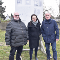 An dieser Stelle in der Bahnhofstraße sollte der Lesepavillon aufgestellt werden. Ende November 2018 trafen sich Detlef Eilfeld (r.) mit den Stadträten Heike Ahnert (CDU) und Michael Bäuerle (SPD), um Lösungen zu besprechen, wie der Pavillon trotz Bedenken der Stadt doch noch Wirklichkeit werden kann. Foto: Trache