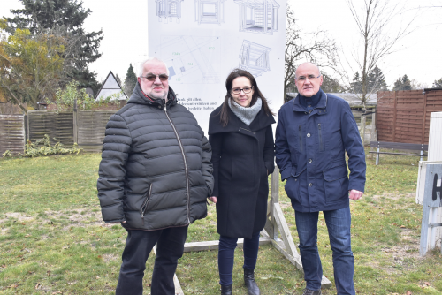 An dieser Stelle in der Bahnhofstraße sollte der Lesepavillon aufgestellt werden. Ende November 2018 trafen sich Detlef Eilfeld (r.) mit den Stadträten Heike Ahnert (CDU) und Michael Bäuerle (SPD), um Lösungen zu besprechen, wie der Pavillon trotz Bedenken der Stadt doch noch Wirklichkeit werden kann. Foto: Trache