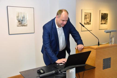 Ein einfacher Knopfdruck für den Oberbürgermeister, aber ein Quantensprung auf dem Weg ins digitale Zeitalter. Foto: Möller