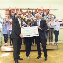 Freude über den Fördermittelscheck für die 65. Grundschule. Kultusminister Christian Piwarz (l.) übergab den symbolischen Scheck an Schulleiterin Andrea Wagner und Bürgermeister Hartmut Vorjohann. Foto: Pohl