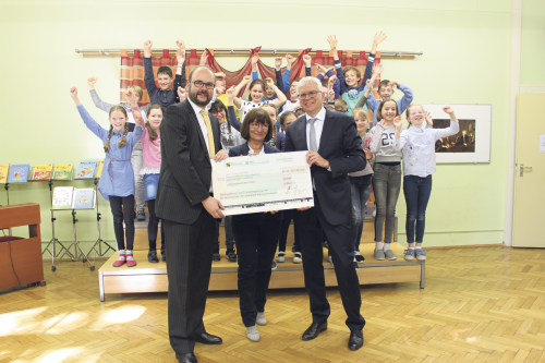 Freude über den Fördermittelscheck für die 65. Grundschule. Kultusminister Christian Piwarz (l.) übergab den symbolischen Scheck an Schulleiterin Andrea Wagner und Bürgermeister Hartmut Vorjohann. Foto: Pohl