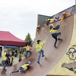 Viel Spaß hatten die Kinder beim Erklimmen der Halfpipe im Skaterpark an der Lingnerallee zum Weltspieltag. Foto: Pohl