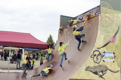 Viel Spaß hatten die Kinder beim Erklimmen der Halfpipe im Skaterpark an der Lingnerallee zum Weltspieltag. Foto: Pohl