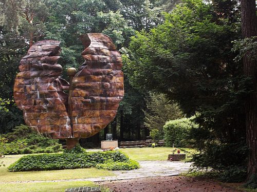 Gedenkstein »Stirb und werde« auf dem Heidefriedhof Dresden. Foto: Brendler