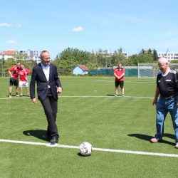 Mit einem Ballwechsel von Sportbürgermeister Peter Lames und Ehrenmitglied Günter Wagner wurde der Platz offiziell eingeweiht. Foto: Pohl