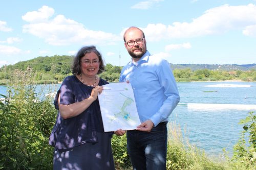 Bürgermeisterin Eva Jähnigen zeigt auf der Karte, wo sich der neue Grünzug befindet. Kultusminister Christian Piwarz hatte den Bescheid über die Fördermittel mitgebracht. Foto: Pohl