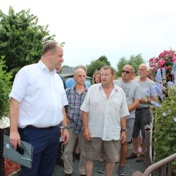 Oberbürgermeister Dirk Hilbert (l.) im angeregten Disput mit den Kleingärtnern in Altdobritz. Sie kämpfen um den Erhalt ihrer Gärten.Foto: Pohl