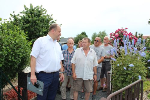 Oberbürgermeister Dirk Hilbert (l.) im angeregten Disput mit den Kleingärtnern in Altdobritz. Sie kämpfen um den Erhalt ihrer Gärten.Foto: Pohl