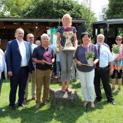 Auf dem Siegerpodest: Simone Thomack mit Wanderpokal. Foto: Pohl