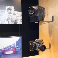BU: Wenn auch nicht auf dem, aber mit im All i waren die Kameras Hasselblad 500/ EL/70 und die Spiegelreflexkamera Pentacon Super. Foto: Pohl