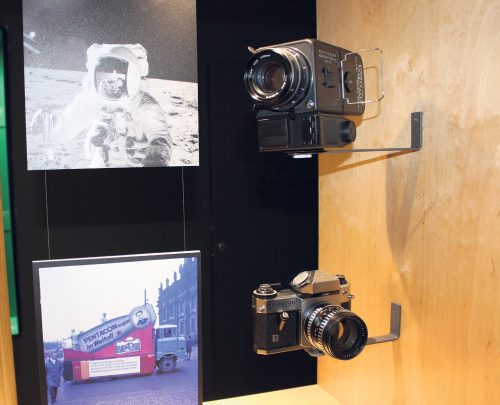 BU: Wenn auch nicht auf dem, aber mit im All i waren die Kameras Hasselblad 500/ EL/70 und die Spiegelreflexkamera Pentacon Super. Foto: Pohl
