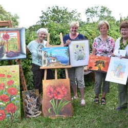 Die Mittwochsmaler nehmen sich gern die Natur zum Vorbild. Einige von ihnen präsentieren auf unserem Foto ihre Arbeiten. Mit dabei Leiterin Sylvey Lommatzsch (l.), daneben Sybille Rudolf und Christine Hellwig (2.v.r.). Foto: Trache