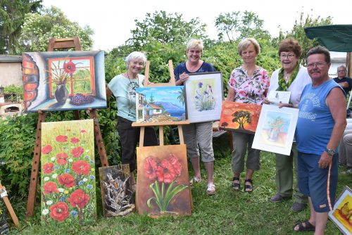 Die Mittwochsmaler nehmen sich gern die Natur zum Vorbild. Einige von ihnen präsentieren auf unserem Foto ihre Arbeiten. Mit dabei Leiterin Sylvey Lommatzsch (l.), daneben Sybille Rudolf und Christine Hellwig (2.v.r.). Foto: Trache