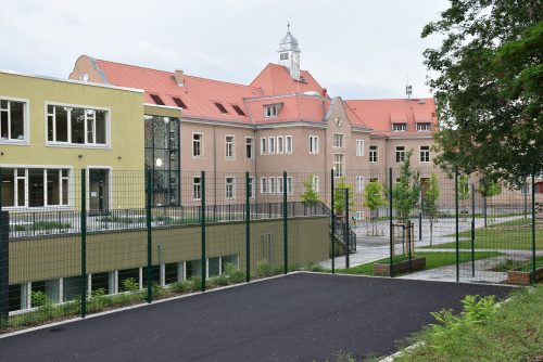 Der neue Bildungscampus in Lockwitz ist Stück für Stück gewachsen. Inzwischen ist der Anbau mit Sporthalle weitestgehend fertiggestellt. Zu den Außenanlagen gehört auch ein Bolzplatz. Foto: Trache