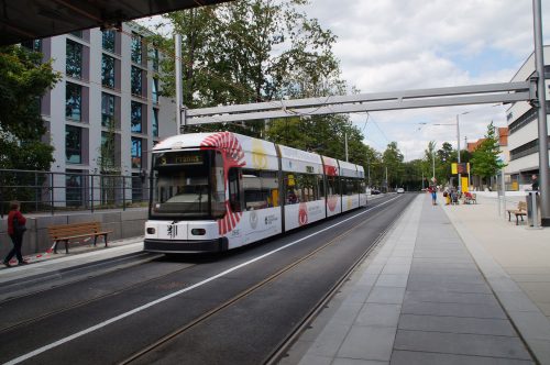 Die Linie 9 fährt auf der Oskarstraße am S-Bahn Haltepunkt Strehlen in die neu gestaltete Haltestelle ein. Seit dem 6. Juli dieses Jahres fahren die ersten Straßenbahnen. Foto: Steffen Dietrich