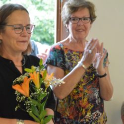 Ein Strauß Blumen für die Künstlerin anlässlich der Ausstellungseröffnung. Foto: Möller