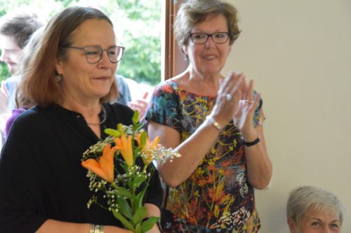 Ein Strauß Blumen für die Künstlerin anlässlich der Ausstellungseröffnung. Foto: Möller