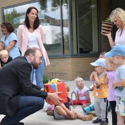 Mit künftigen Wählern auf Augenhöhe: Kultusminister Christian Piwarz ließ es sich nicht nehmen, persönlich zur Eröffnung der neuen Krippe am Trachenberger Platz zu erscheinen. Im Gepäck, wie es sich gehört, ein Präsent für die Kleinen. Foto: Möller